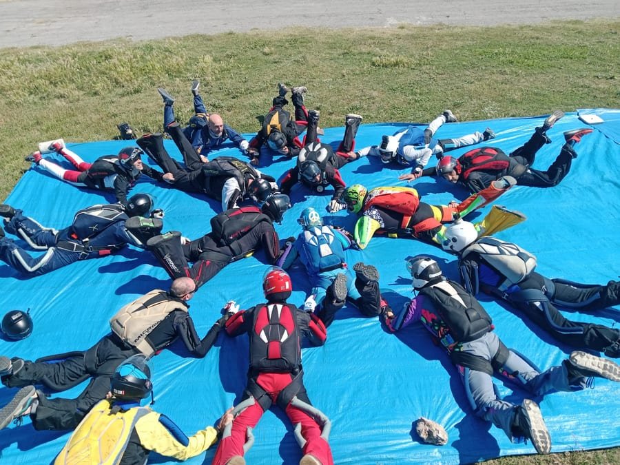 Paracaidistas antes del salto